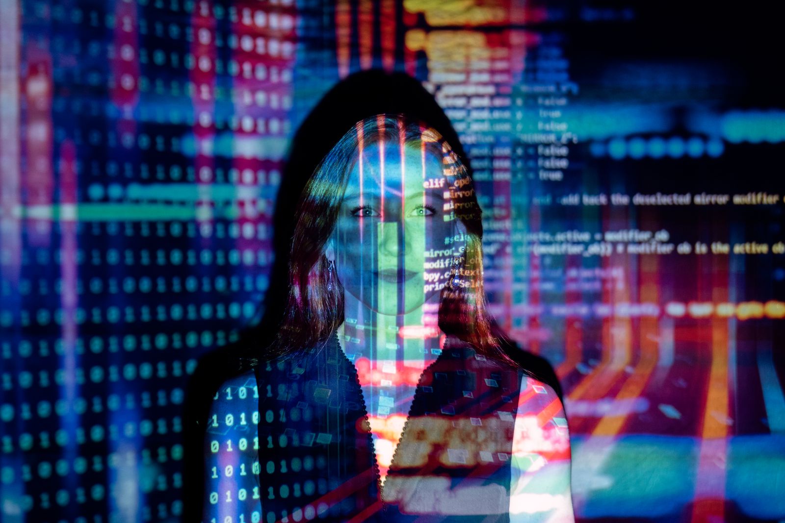 Softwareentwicklung: Entwicklerin vor projiziertem Code